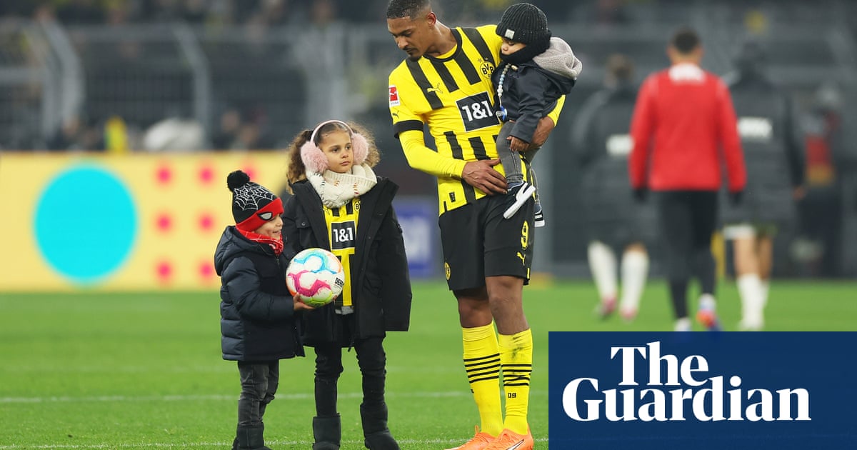 footyhsn's tweet photo. European roundup: Haller returns after cancer in Dortmund win over Augsburg https://t.co/yz6JZplO6g https://t.co/4uCt9uBS6R