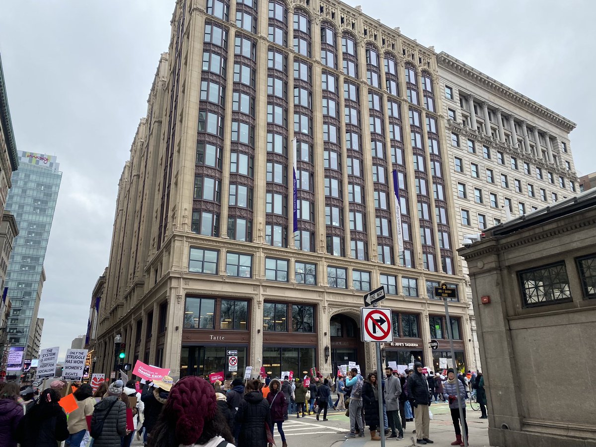 emmacoopernews's tweet photo. Protestors march down Boylston Street in Boston, Massachusetts. #BiggerThanRoe #jr103 https://t.co/roGRZVrR30