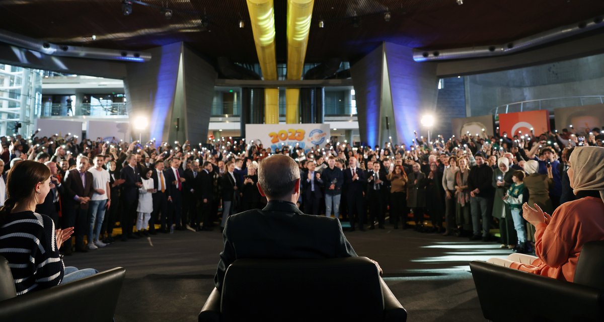 Bursa’da bir kez daha gördük ki gençlerimizle bir araya geldikçe, onların sevgisine, enerjisine, coşkusuna, vizyonunuza şahit oldukça geleceğimize daha büyük bir umutla bakıyoruz.

Teşekkürler gençler… 🇹🇷