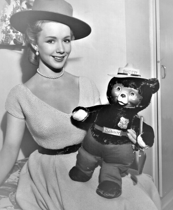 Happy Birthday to Piper Laurie !     