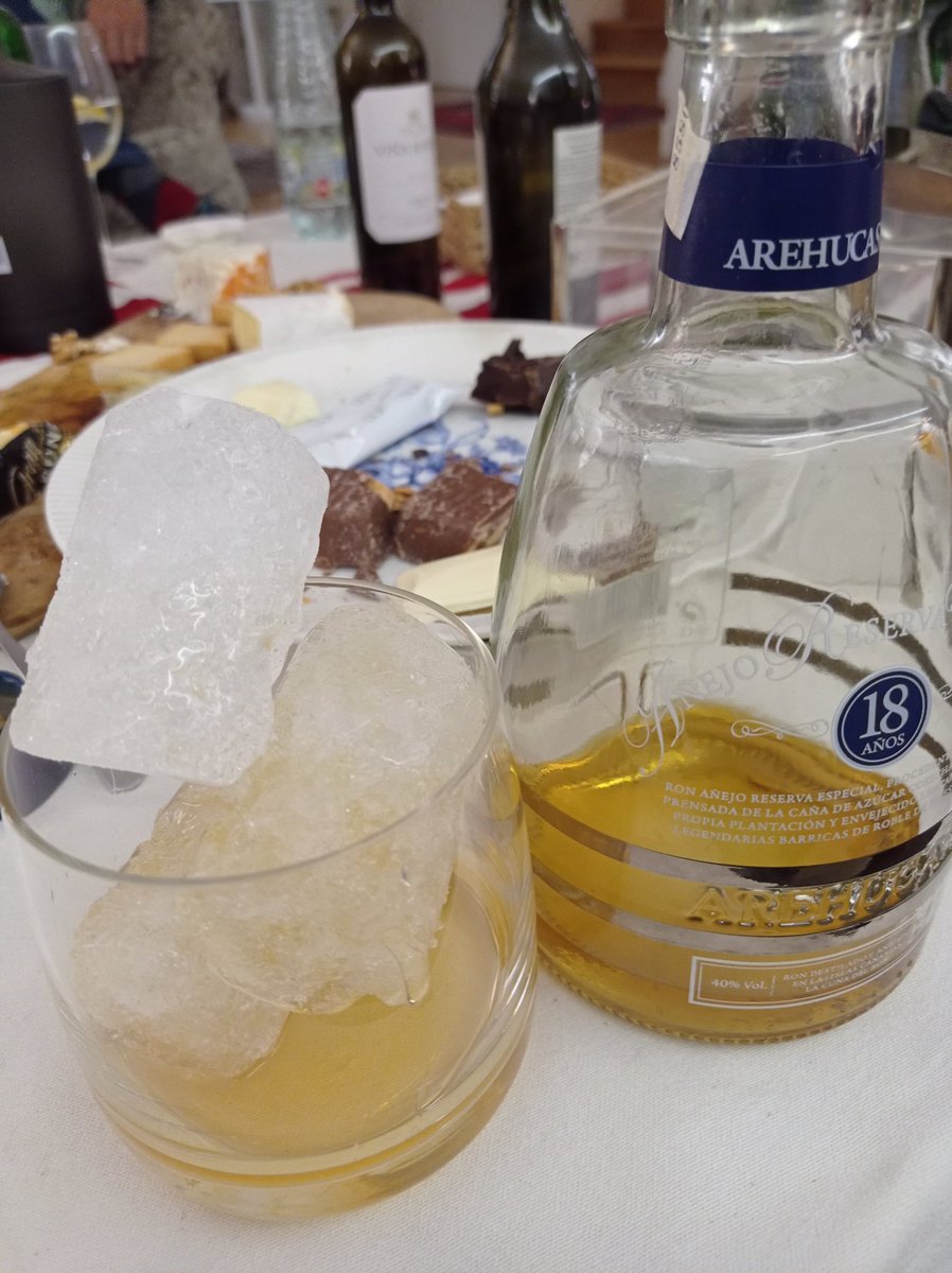 Anoche en casa de amigos con hijos adolescentes. Donde el ron sabe a wisky . Regreso al pasado, como me traen de buenos recuerdos.