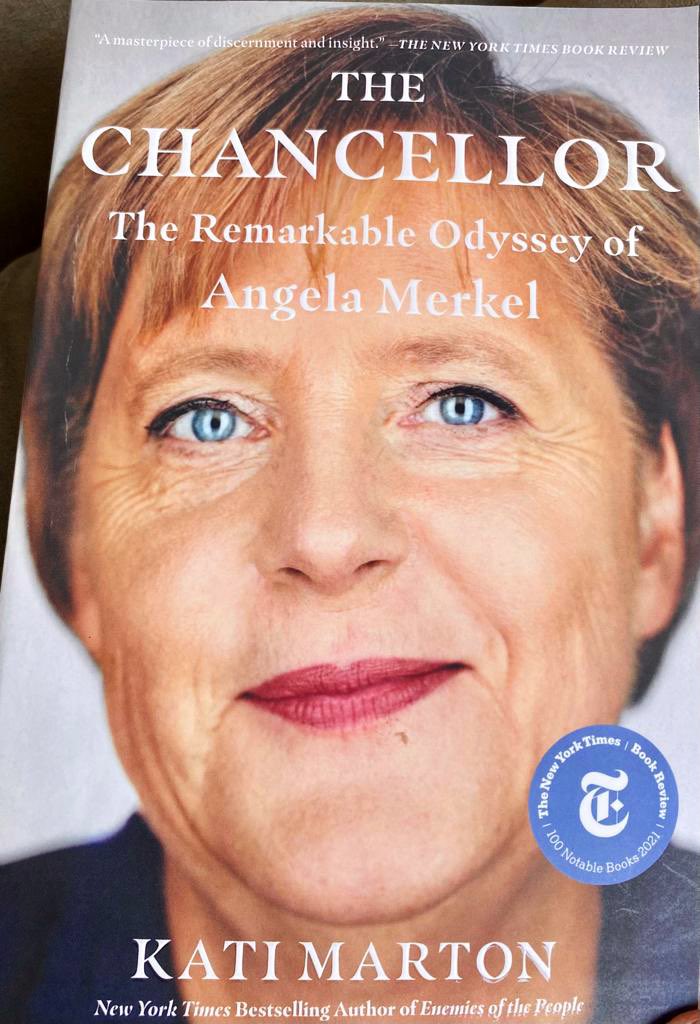 luzmadelamora's tweet photo. Les recomiendo The Chancellor. The Remarkable Odyssey of Angela Merkel de @katimarton, quien nos narra la carrera de una de las mujeres más influyentes en la política de Alemania, Europa y el mundo. 
Como señala la autora “para entender esta era hay que entender a Angela Merkel”. https://t.co/RBAKOT1LAj