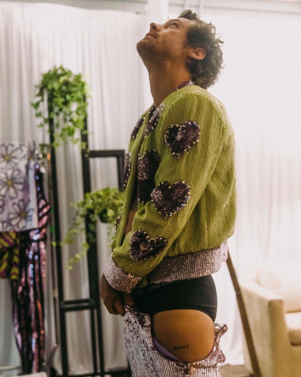 TheHarryNews's tweet photo. I’m voting for #HarryStyles for #FaveResidency at the #iHeartAwards 

RT OR REPLY to vote! https://t.co/Z4PI3TYwS9