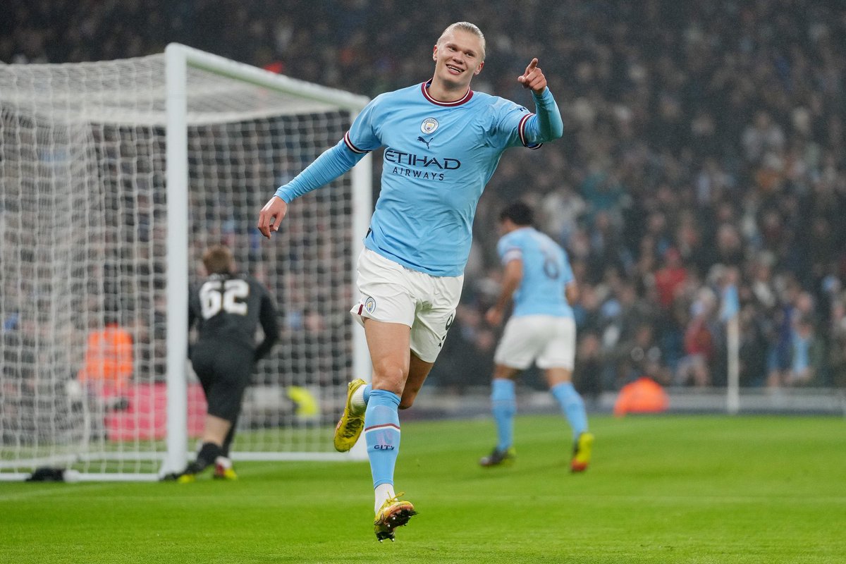 sinaloadeportes's tweet photo. Erling Haaland acaba de superar en goles a los cuatro últimos botas de oro, ya que tiene 25 tantos.

2018/19: Salah, Aubameyang y Mané con 22 goles.
2019/20: Vardy con 23 goles.
2020/21: Kane con 23 goles.
2021/22: Son y Salah con 23 goles.

Por: @Rogerag25 https://t.co/YuzZEf4r4i