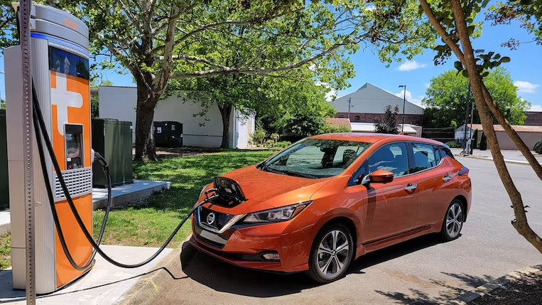 gerrypedraz's tweet photo. @TeslaOwnersEBay @Nissan designers think in terms of #universaldesign and #accessibility. @Tesla in terms of #aesthetics and #batteryefficiency. Wrong answer? Maybe. https://t.co/6GGOOQ1Gvm