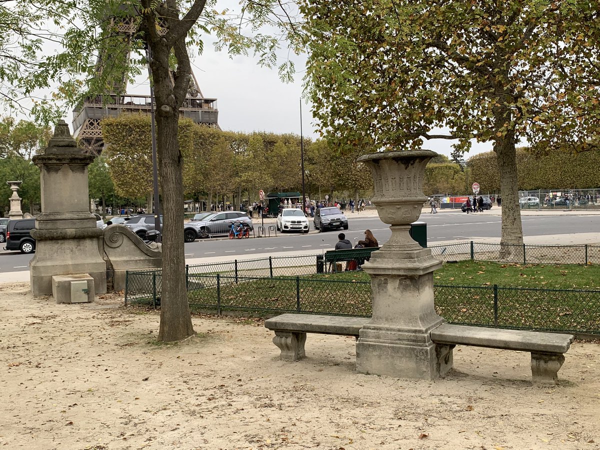 XopheRobin's tweet photo. Champ de Mars. Des années d’abandon total pour ces vasques et bancs pourtant si parisiens et charmants. Et pourtant la dernière vasque aurait pu bénéficier du chantier tout proche… et bien non. Tristesse. #ChampDeMars #SaccageParis https://t.co/pULtpkaiE9