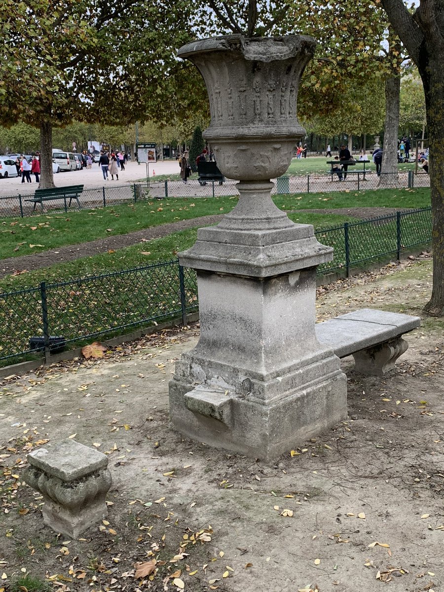 XopheRobin's tweet photo. Champ de Mars. Des années d’abandon total pour ces vasques et bancs pourtant si parisiens et charmants. Et pourtant la dernière vasque aurait pu bénéficier du chantier tout proche… et bien non. Tristesse. #ChampDeMars #SaccageParis https://t.co/pULtpkaiE9