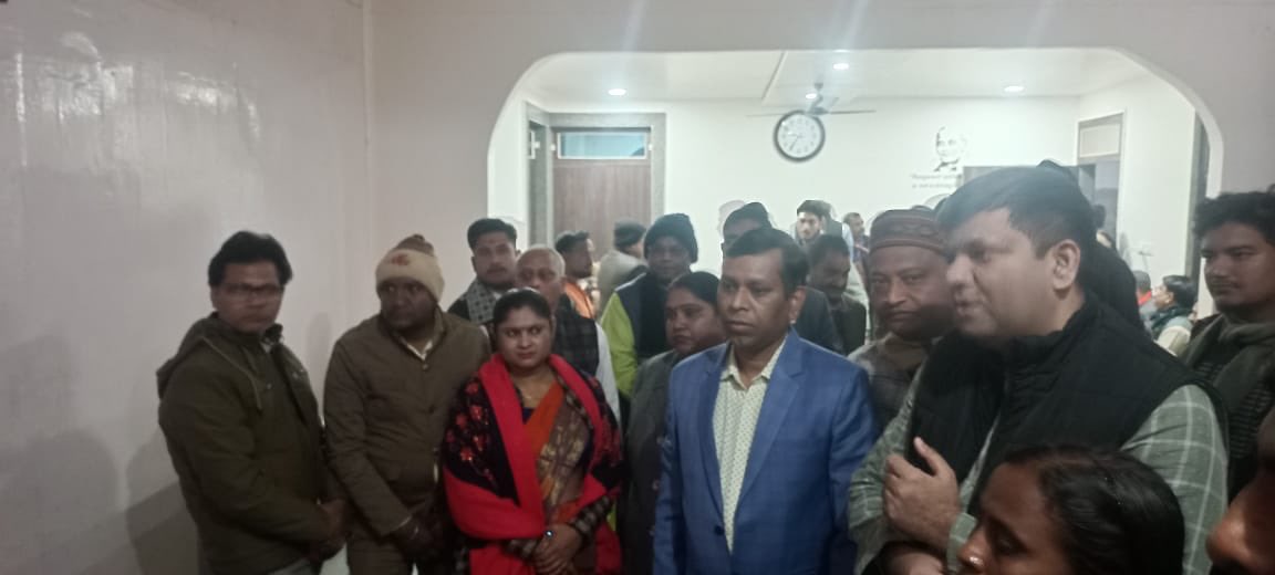 डॉ अजीत सचान जी, फ़ैमिली हॉस्पिटल कानपुर, के भाई के निधन पर उनके आवास पर पहुँचकर शोक संवेदना व्यक्त की।