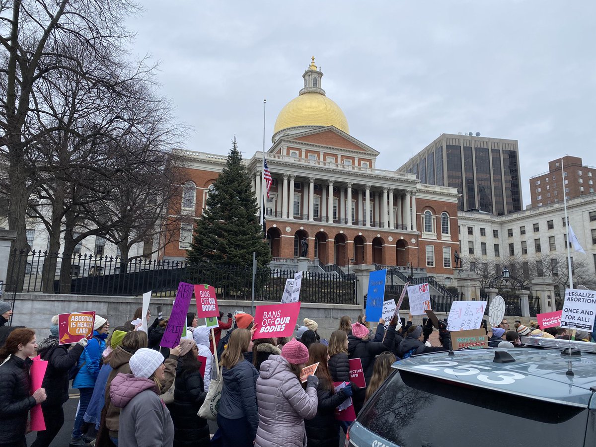 emmacoopernews's tweet photo. The #WomensMarch in Boston, Massachusetts concludes with a march in front of the Massachusetts Statehouse. #BiggerThanRoe #jr103 https://t.co/6M6Yj9vHDC