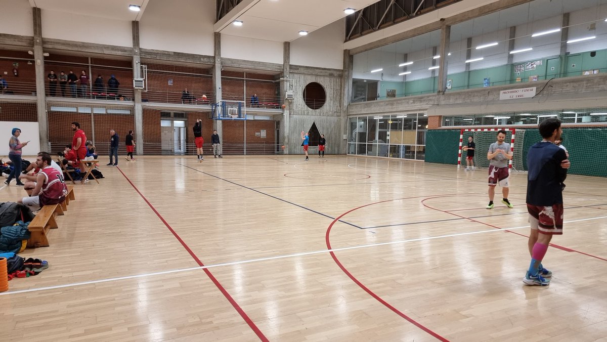 Partido que nos aplazo la <a href="/basketaraba/">FAB - Basket Araba</a> <a href="/CAAB_arbitros/">C.A.A.B</a> y ellos mismos pusieron fecha hoy domingo a las 19.30. Y no aparece nadie. Nos mandaron email a los dos equipos. Y se excusan con que no les salto en la app. Vergüenza absoluta cada fin de semana...<a href="/luismicorres/">Luismi Corres</a> soluciones ya!