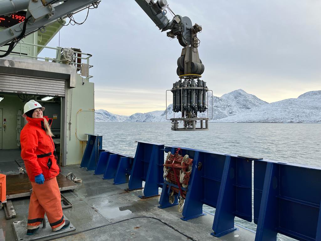 Happy #CTDAppreciationDay! Thanks to @AliceMarzocchi_ for this photo, taken while deploying the CTD in a fjord in southern Greenland on the @WHOI RV Neil Armstrong @rv_neil during the Davis Strait mission in October ‘22. 🌬🌊❄️