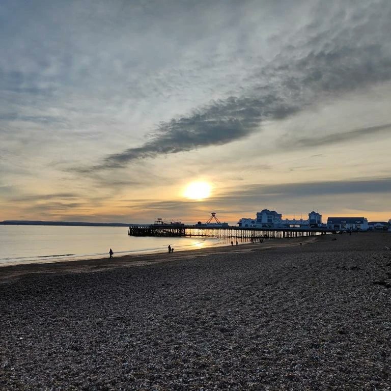 master0fmuppets's tweet photo. Lovely day up the ol' seafront!
.
Lush chips at @SouthseaCafe 
.
#southsea #southseaseafront #sundaywalk #sundayvibes #seafront #sunset #chipsonthebeach https://t.co/e45mmCfnXt