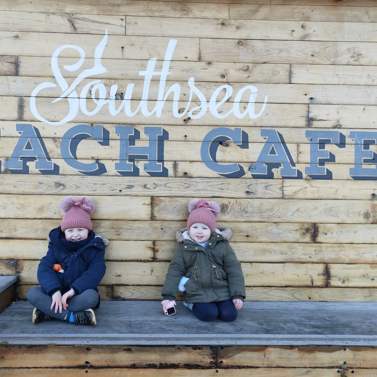 master0fmuppets's tweet photo. Lovely day up the ol' seafront!
.
Lush chips at @SouthseaCafe 
.
#southsea #southseaseafront #sundaywalk #sundayvibes #seafront #sunset #chipsonthebeach https://t.co/e45mmCfnXt