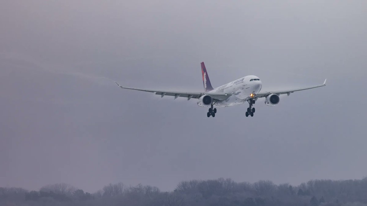 pettitaviation's tweet photo. I happed to be at MSP recently to catch a friend's flight and this Hawaiian A332 just happened to be diverting on a JFK-HNL route because of a medical issue. Hope all is well with the individual. https://t.co/RtR2HVocwm