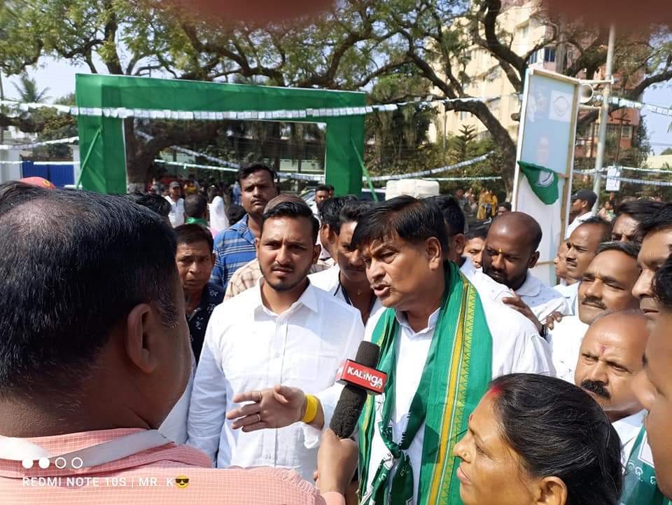 BcjdDistrict's tweet photo. ପୁର୍ବତନ ମନ୍ତ୍ରୀ ଶ୍ରୀ ପ୍ରତାପ ଜେନା,  ବିଧାୟକ ଶ୍ରୀ ଦେବୀ ପ୍ରସାଦ ମିଶ୍ର, ଶ୍ରୀ ଦେବୀ ରଞ୍ଜନ ତ୍ରିପାଠୀ, ଶ୍ରୀ ଚନ୍ଦ୍ରସାରଥି ବେହେରା, କଟକ ମେୟର ଶ୍ରୀ ସୁଭାଷ ସିଂ, କଟକ ଜିଲ୍ଲା ପର୍ଯ୍ୟବେକ୍ଷକ ଶ୍ରୀମତୀ ଉଷା ଦେବୀ, କଟକ ଜିଲ୍ଲା ବିଜୁ ଛାତ୍ର ଜନତା ଦଳ ର ସଭାପତି ଆସିଫ୍ ଅମିନଙ୍କ ସମେତ https://t.co/sARXmrR5Cf