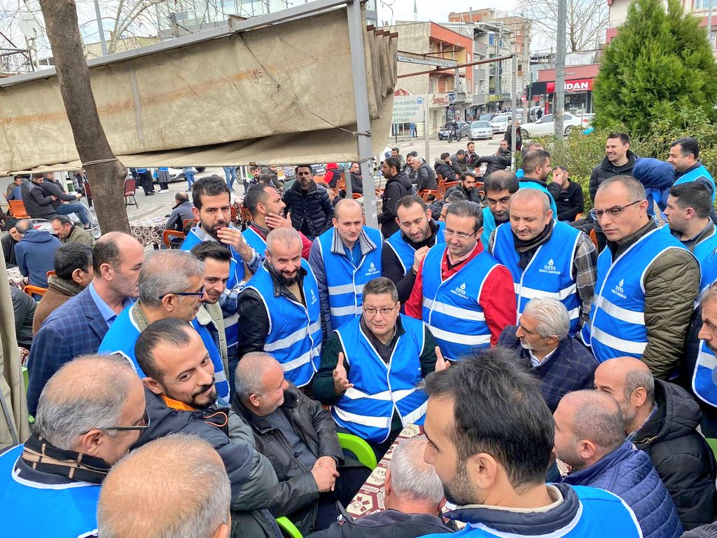 serkanozgoz's tweet photo. Bugün Yavuzselim.
İlk foto Ak Parti masası.
İHA-SİHA, Türklük, Anayasa, Seçimler, Neden ayrıldı? 
Sitemle sordular anlattık, tartıştık.
Sonuç:
Kızgınlarla anlaştık. Oturmayın diyenle kucaklaştık.
Doğru tek:
Eksikleri tamamlayacağız, hataları düzelteceğiz, doğruları sürdüreceğiz. https://t.co/es6o0mnKPc