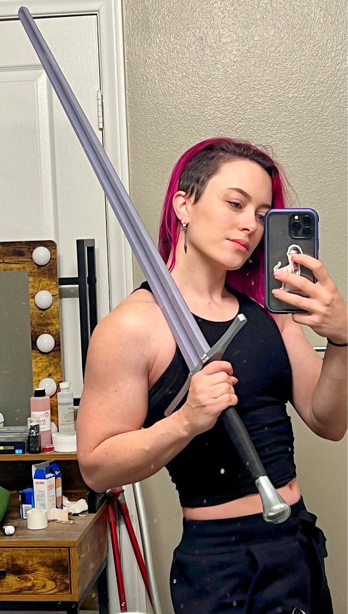 ClaireMax's tweet photo. Off to do hot girl shit (Longsword class) https://t.co/JLZI5yN4Og