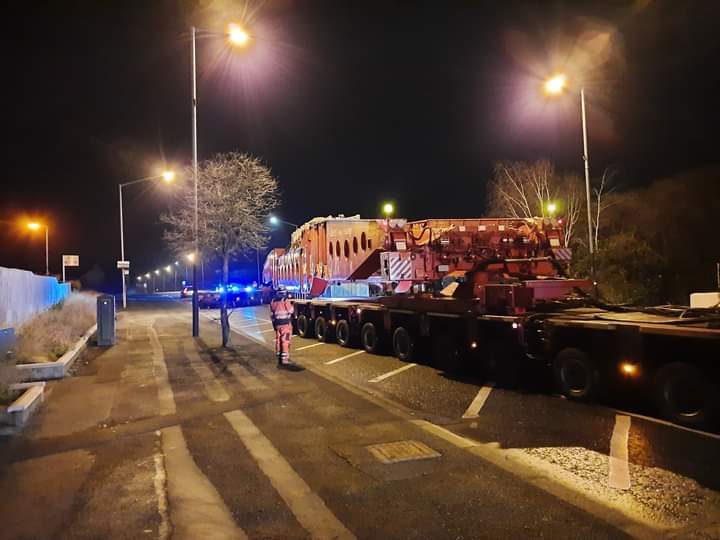 FundTheNINE's tweet photo. Yet another abnormal load from @BelfastHarbour to #Kilroot Power Station.
If #NorthernIreland had the infrastructure in place to allow for heavy rail, these superheavy loads wouldn't need a team of police officer's and road closures to get to their destination.
#HeavyRail https://t.co/gZza5AFRpM