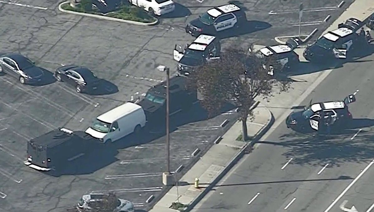 Update: Authorities surround van at Del Amo Fashion Center in Torrance. 4.nbcla.com/tKh6ZsJ