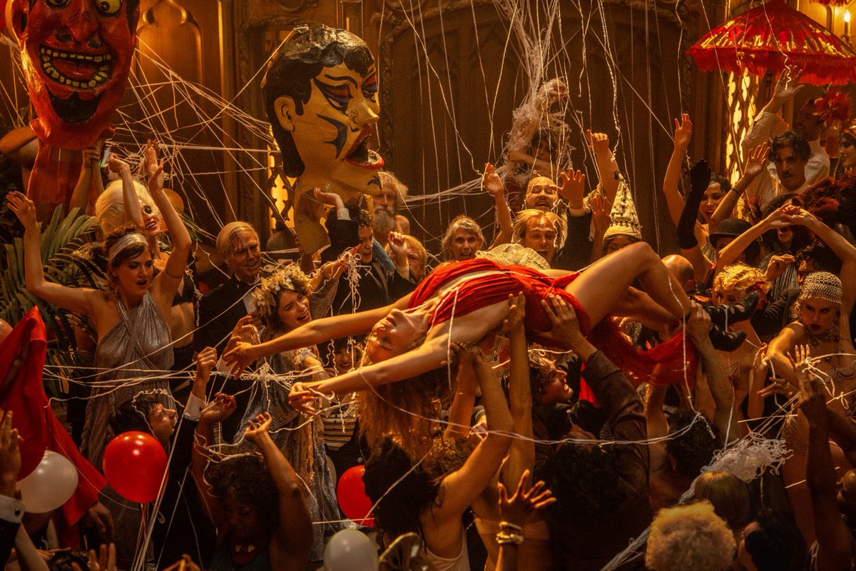 entrance_cl's tweet photo. Lo nuevo de #DamienChazelle, #Babylon, vuelve a resaltar la #música con la llegada del #cine sonoro a #Hollywood. Pero más que una historia, Babylon es un espectáculo: una #película de un número de variedades que coquetea con la muerte y el desborde 👉 https://t.co/oUtXLatVXM https://t.co/wo8lm8Xu18