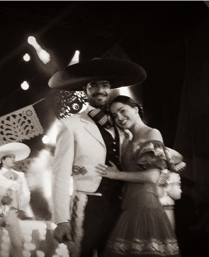 Hoy se celebra el día del Mariachi !!
No existe un momento en mi vida en que escuche su música , o la cante, y no me brinque el ❤️. 🥳 Ajúa !!!! Feliz día a todos los mariachis de mundo, y a todos los que disfrutan de su música. 🎉#felizdiadelmariachi 🇲🇽 🎊
#musica #mariachi