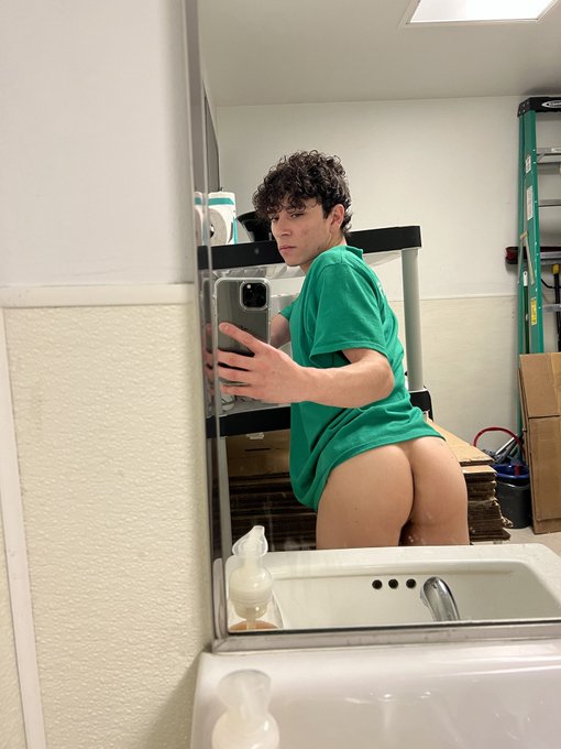 This is what my &ldquo;AT WORK ASS&rdquo; looks like boys🍆🙈 https://t.co/MHPq77eiTp