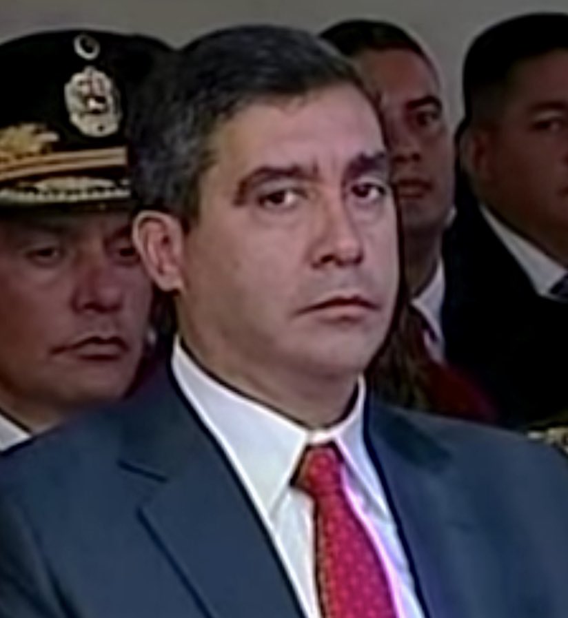 Simonovis's tweet photo. La libertad de Rodríguez Torres tiene 2 lecturas, 1. Cambiar los titulares y no se hable más de los aumentos de sueldo y 2. Ratifica la incompetencia de los “negociadores” que no han conseguir la libertad de ningún preso político. https://t.co/WsiMhydXn1