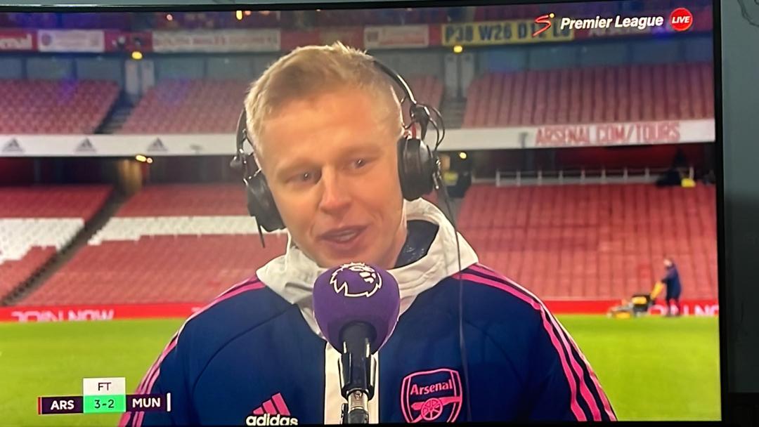 Zinchenko  “When I felt bored in the game vs united I passed the ball to Antony and then took it back”

😭😭😭