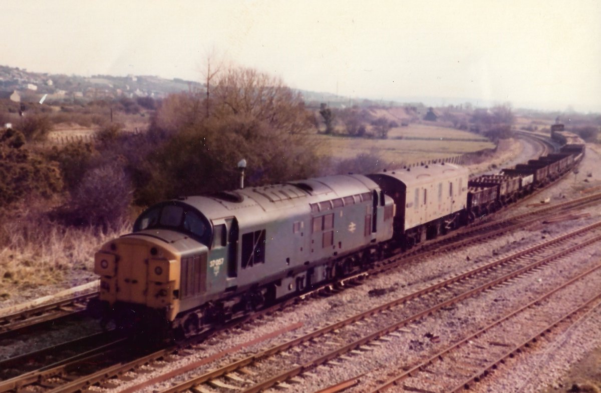 Llandeilo Junction 4th April 1986
British Rail Blue Class 37 diesel loco 37057 hauls a lengthy Engineer's freight working including an ex-CCT Staff Van
Split Box Tractors a rarity in West Wales at this date
#BritishRail #Class37 #BRBlue #SouthWales #trainspotting #Railfreight 🤓