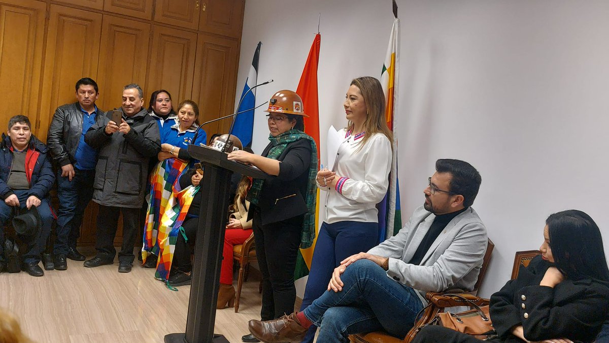 MovilizateOrg's tweet photo. Hoy e la celebración de los 14 años de gobierno de izquierdas en Bolivia, con la presencia de la Consul de Colombia y el viceconsul de Honduras. Junto con Movilizate, Plataforma Movilizate, Intersidical Solidaria, EUPV. https://t.co/4fsRwH4j7o