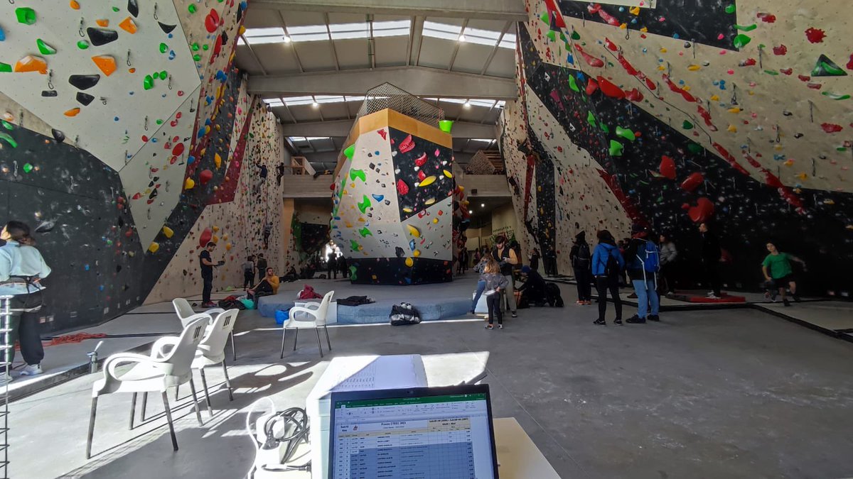 FEEC_cat's tweet photo. Proves d’accés al #CTEEC a la @SalaGolem de #Blanes. 

Pròximament es coneixeran els nous integrans del planter de l’escalada esportiva de Catalunya. 

#sentlamuntanya #sommuntanya #escaladafeec https://t.co/IfwqSMwfoH