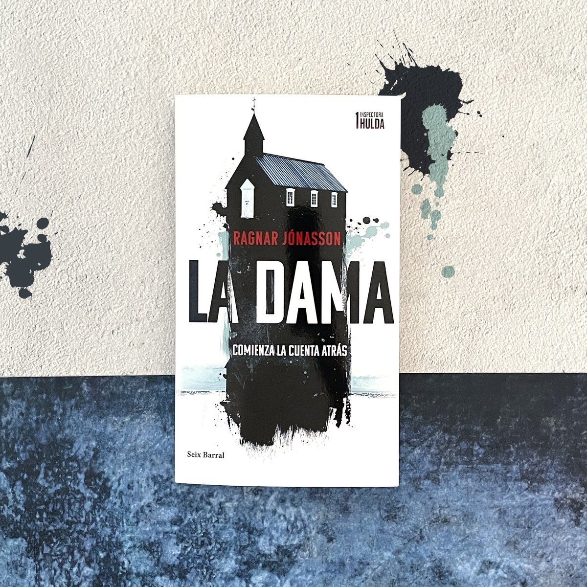 Seix_Barral's tweet photo. ¿Habéis leído #IslandiaNegra? El día 25 de enero llega a las librerías ‘La dama’, la primera entrega de la Inspectora #Hulda, la nueva serie de @ragnarjo.
👉🏼 https://t.co/Um2Nh7cZ5S
#RagnarJónasson #LaNocheEterna #AriThór #NovelaNegraNórdica #novelanegra #IslandiaNegra https://t.co/iL4Xg6yoE5