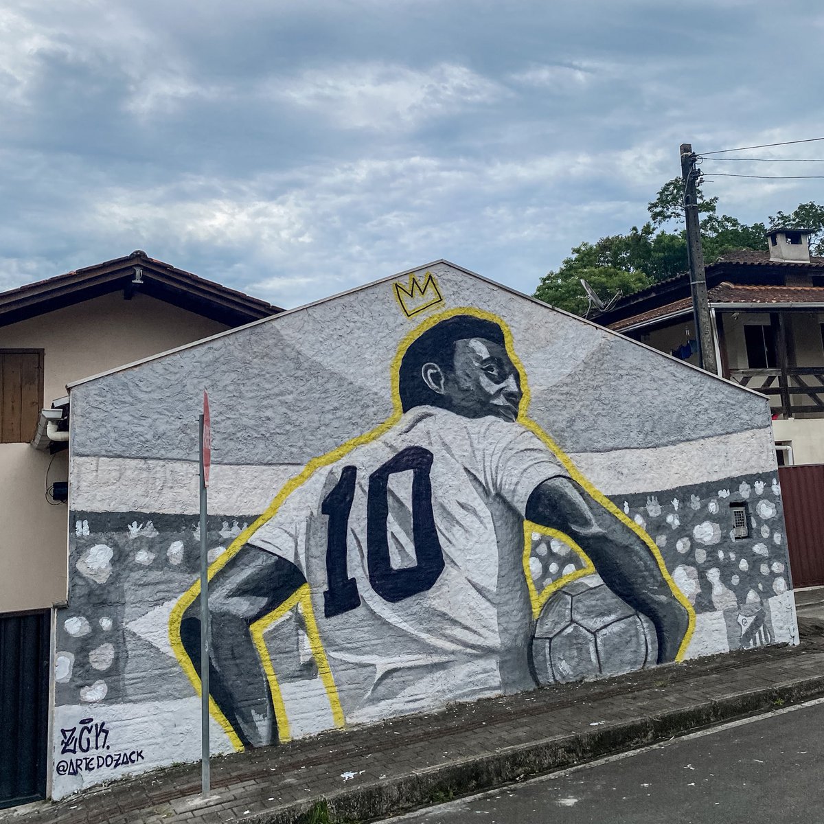 artedozack's tweet photo. Mural finalizado, uma homenagem ao maior de todos os tempos, o rei do futebol, Pelé 🤴💙 https://t.co/sBSdtzbweN