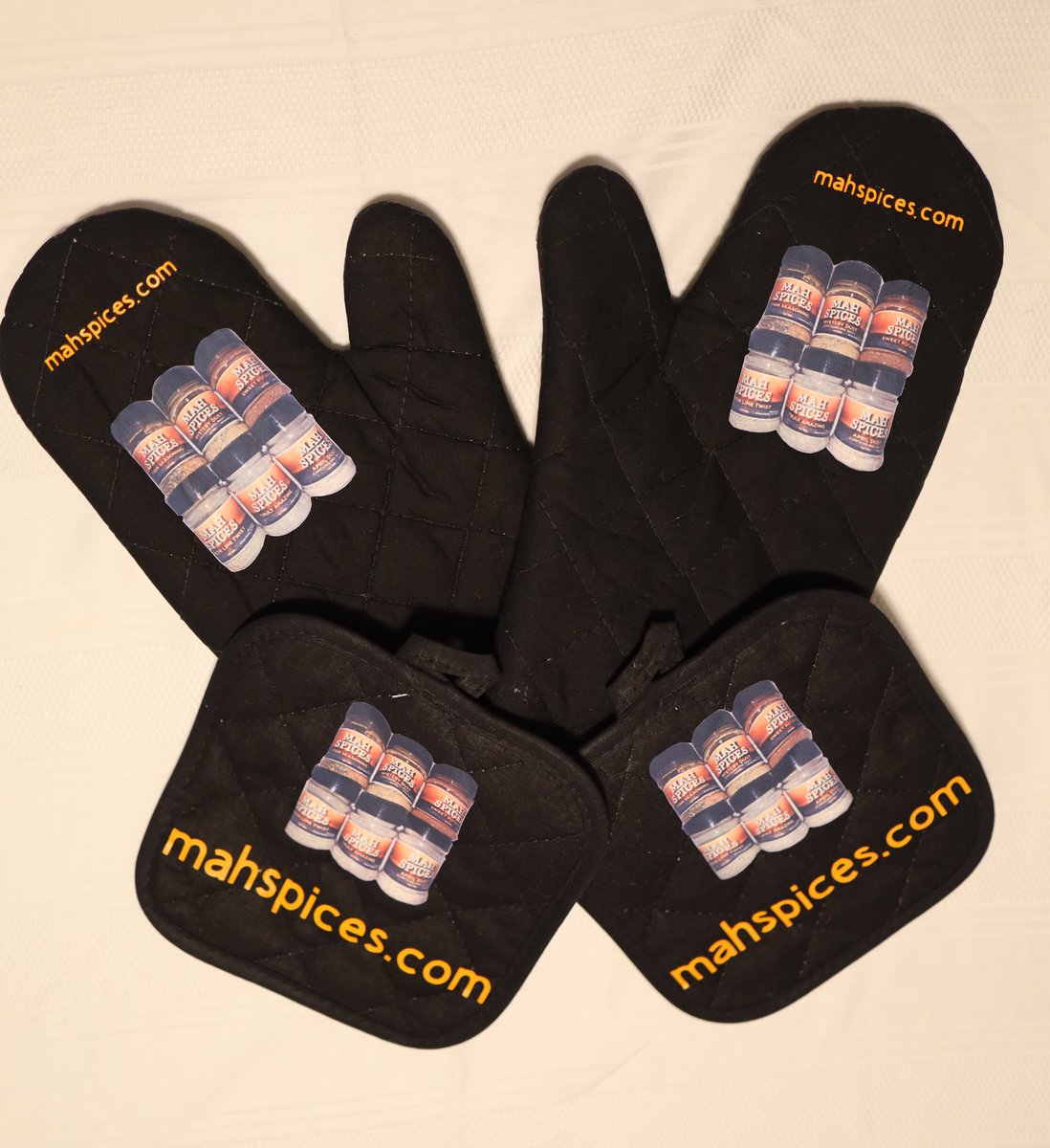 tammyth04380014's tweet photo. Now available on https://t.co/pHCPsrcqLD pot holders and hand mitts. #mahspices #cookwear #geturs #share https://t.co/loHVCTB6s6