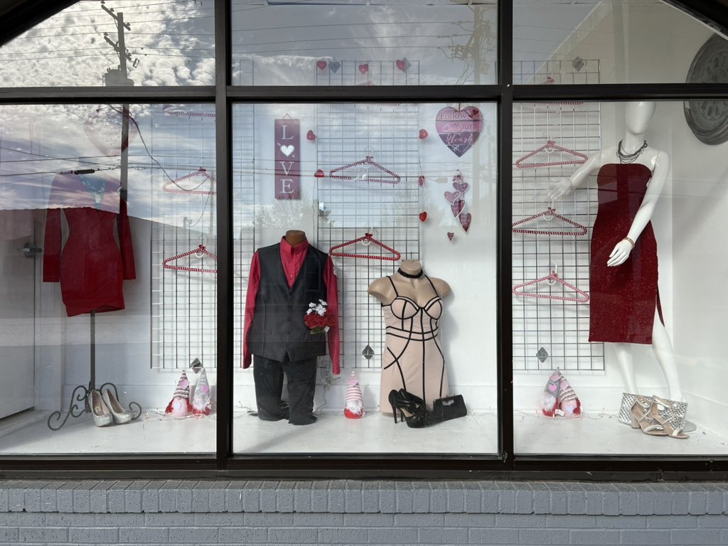 Goodwilletx's tweet image. Every time I look in your display window Goodwill, I fall all over again.  Shop #goodwill today and find something special for Valentines Day.  #displaywindow #Goodwill #bringgoodhome #goodwillcome #valentines