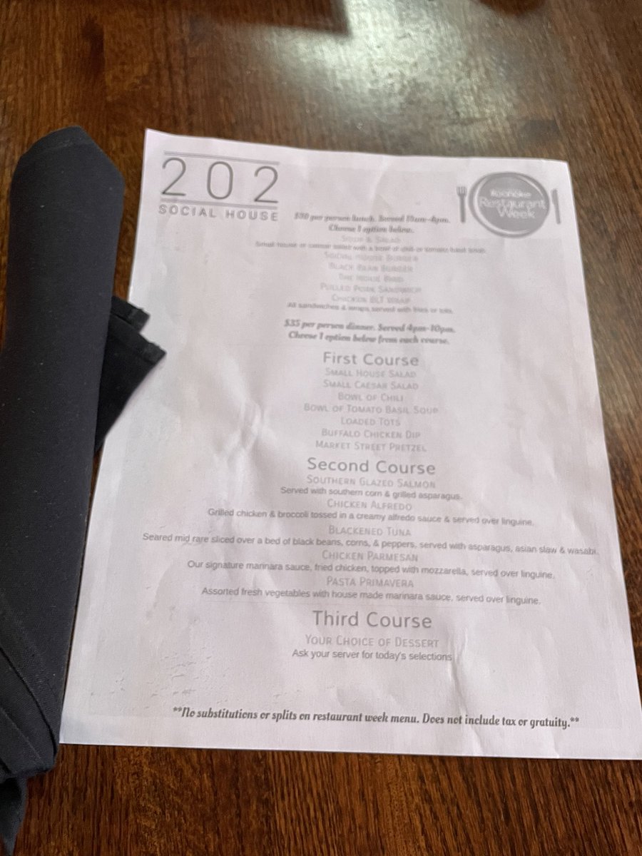 leigh_frazier2's tweet photo. Delicious lunch at 202 Market. My favorite Hokie Bird!  #RoanokeRestaurantWeek https://t.co/5WidB1nuJy