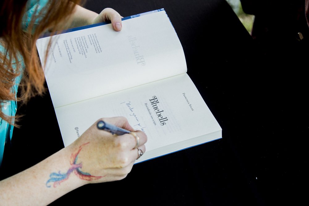 📌Ayer tuvimos a <a href="/FranSolar/">Francisca Solar</a> en el Escenario Marta Brunet, donde presentó y contó fascinantes detalles de su libro Bluebells 📖Además estuvo firmando los libros de la gran cantidad de personas que llegaron a verla. 

Agradecemos su tremenda participación en la #FILB2023 👏