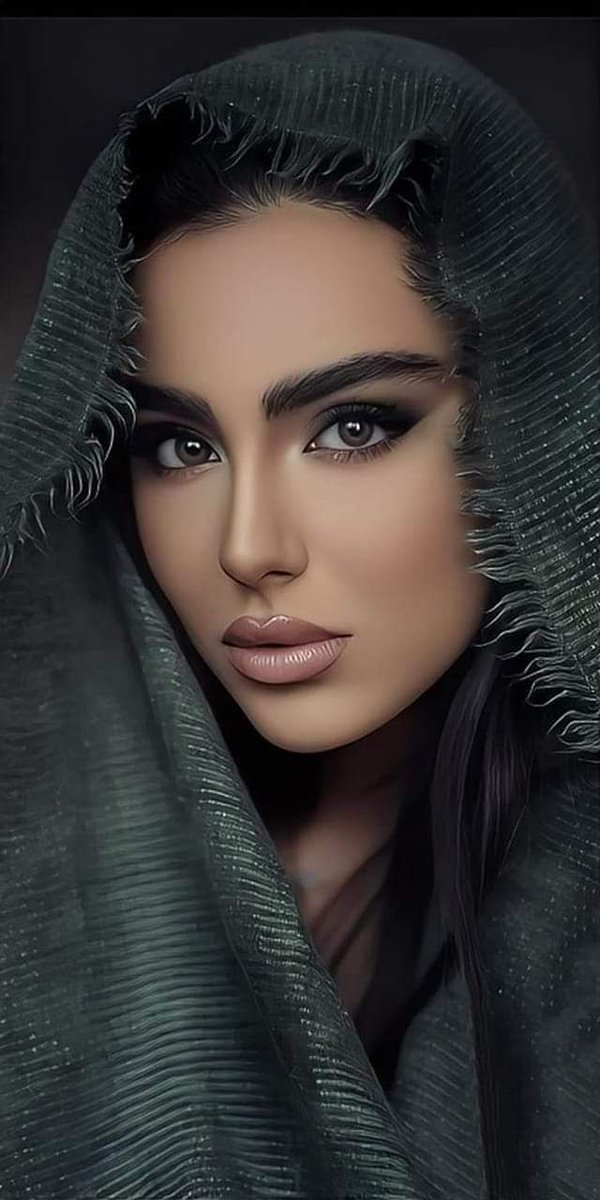 قال...لي

أيا بعيدًا وَقَد قُرِّبت مِن قلبي
والناسُ تأكُلني عَدَلاً وإيلامًا
 
قالوُا جُنِنت إذا احبَبت مُبتعِدًا
أُجِيبُ أعشَقهُ لو كانَ أوهامًا

احيَا بقُرِبكَ يَامن لَستُ المِسُه 
إلا بِحُلمٍ وقد أبليتُ أحلامًا

أنا وأنت مَتى الأيامُ تَجمعُنا ؟
إني كَبْرتُ بهذا