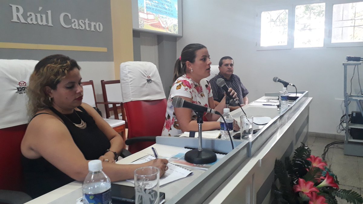 AylinAlvarezG's tweet photo. En #Holguín lo ratificamos: urge trabajar juntos y con sentido del deber para lograr implementar con profundidad la estrategia de la @UJCdeCuba. Son tiempos de llegar a la base y construir desde ese escenario todas las alianzas posibles con las nuevas generaciones. #Cuba https://t.co/Fn6Okujtpn