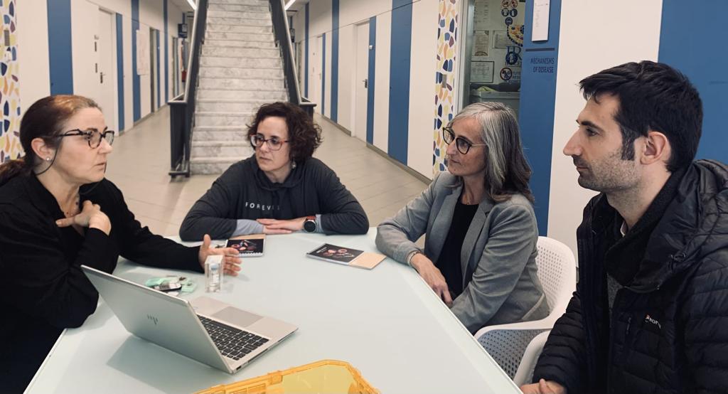 El passat dimecres la <a href="/rosatornero/">Rosa Tornero</a> del Banco Mediolanum i la Pilar i <a href="/sole_marc/">Marc Solé Ametller</a> van visitar les instal·lacions d <a href="/irbbarcelona/">IRB Barcelona</a> on ens van explicar els resultats dels projectes d'investigació duts a terme per combatre la metàstasi.
Mil gràcies per la vostra explicacio.