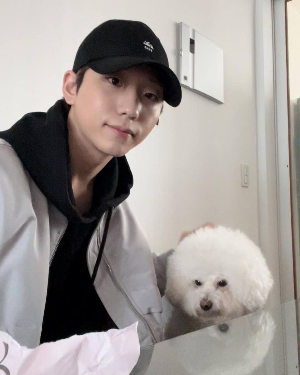 230122||📷 تحديث قونيل عبر حساب اكسديناري هيروز الرسمي على الإنستغرام

فيلينز!! سنة قمرية جديدة سعيدة!!بوو يقول انه يأمل بأن ستمتعو هذه السنة الجديدة
[معلومة: بوو هو اسم كلب خالة قونيل]

M✩