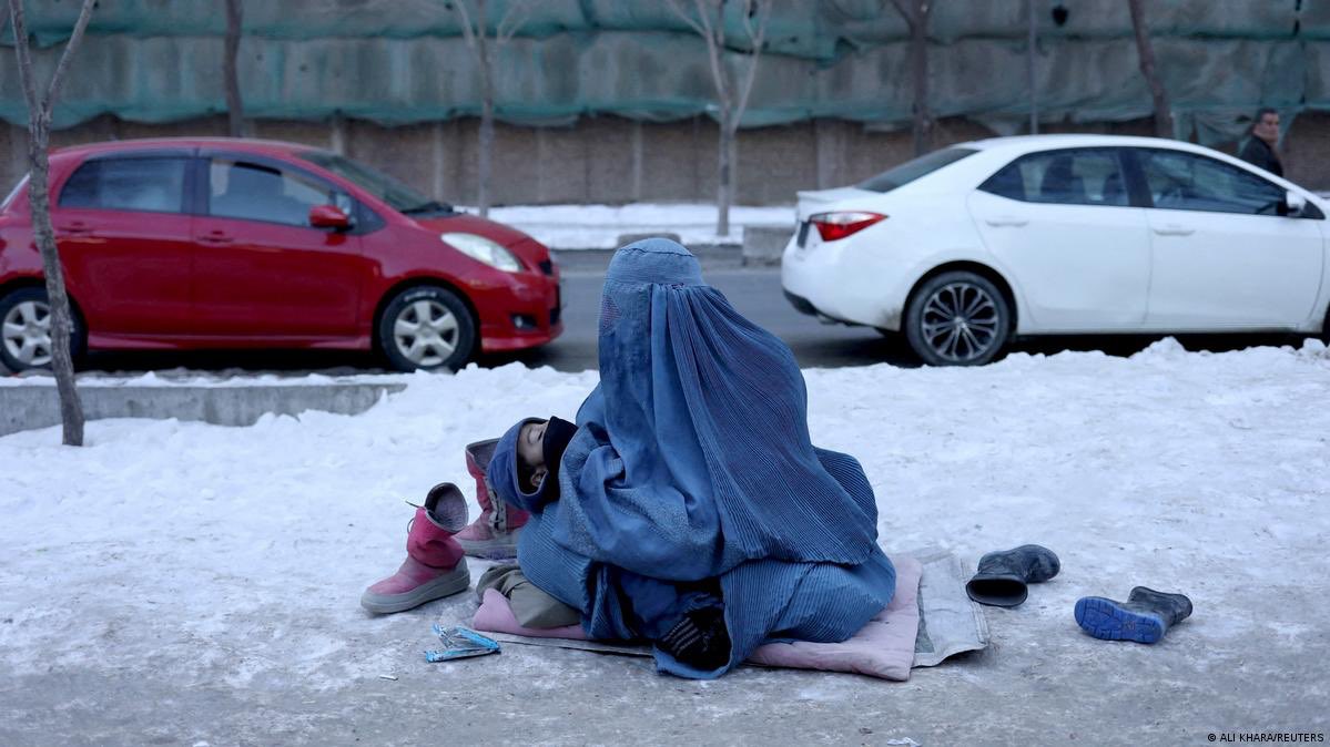 Kältewelle in #Afghanistan …
In den letzten Tagen sind allein 104 Menschen an Kälte in Afghanistan gestorben.. Seit Tagen leidet Afghanistan unter Extremkälte: Temperaturen teils unter -30 Grad. Und hinzu kommt Hunger. Jeder zweite Afghane leidet darunter. Pic Ali Khara/Reuters
