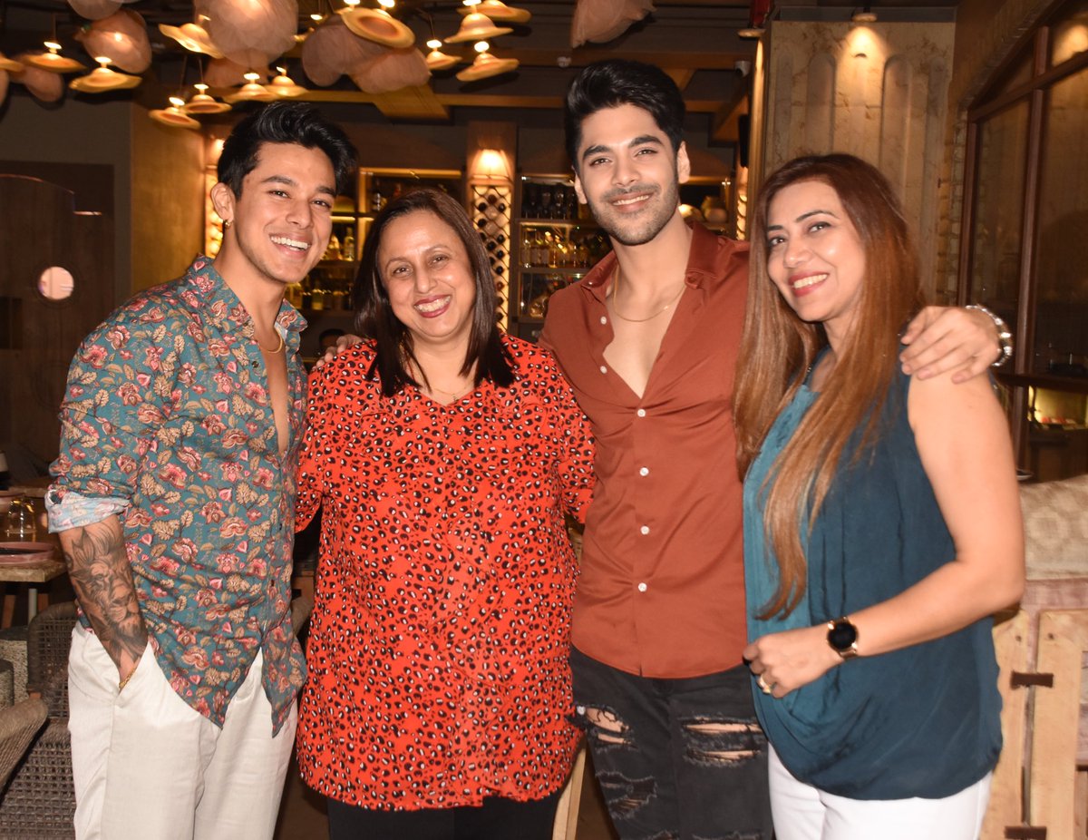 moonlit_hushh's tweet photo. Good night everyone @realsehajpal ❤️
#PratikSehajpal #PratikFam #SimbaNagpal #Prasim https://t.co/yKxbkI475R