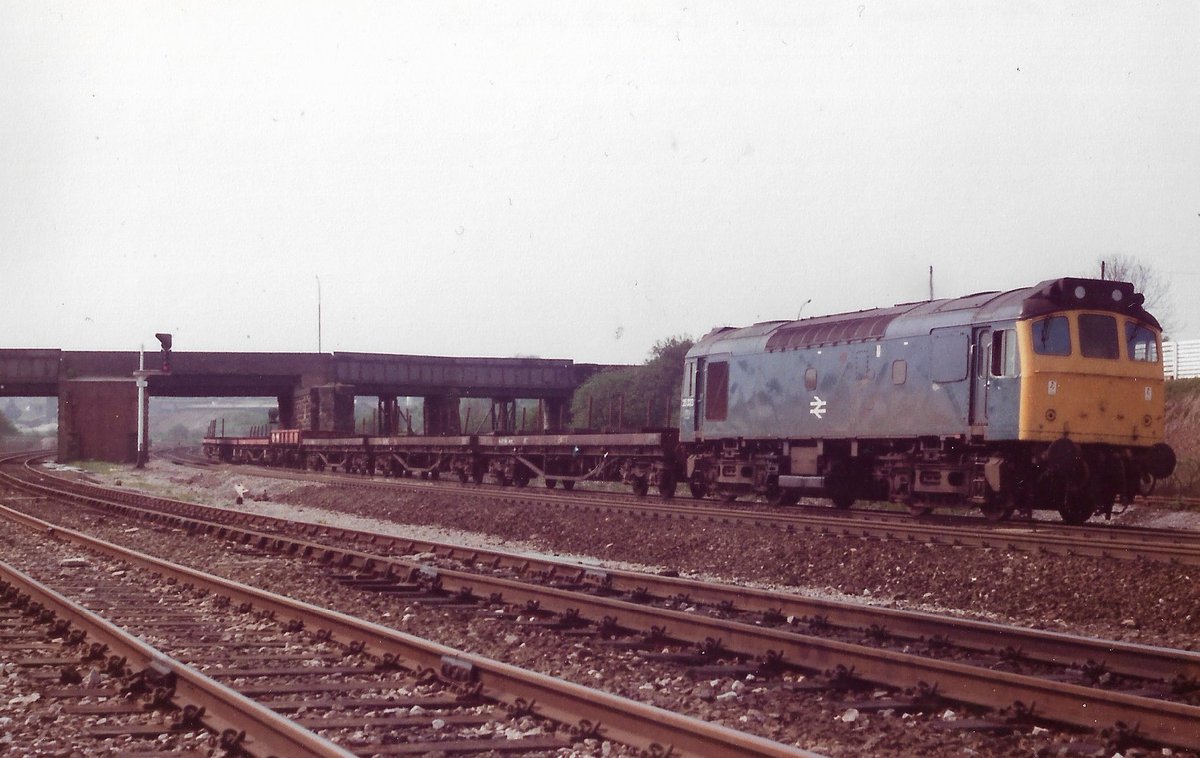 Clay Cross 19th May 1984
British Rail Blue liveried Class 25 diesel loco 25323 hauls a short rake of empty steel wagons, 6 BDA bogie bolster with an SPA plate wagon in the middle
3 years left in service for the🐀
#BritishRail #Class25 #BRBlue #trainspotting #ClayCross #Rat 🤓