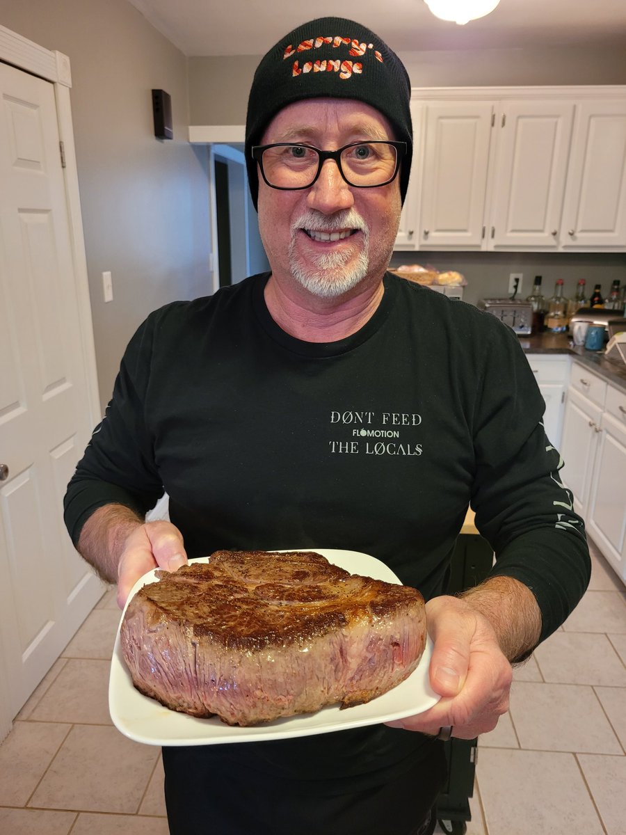 lorenzabraham12's tweet photo. Okay I have my steak, what's everyone else eating? https://t.co/Y3bpnubb2K