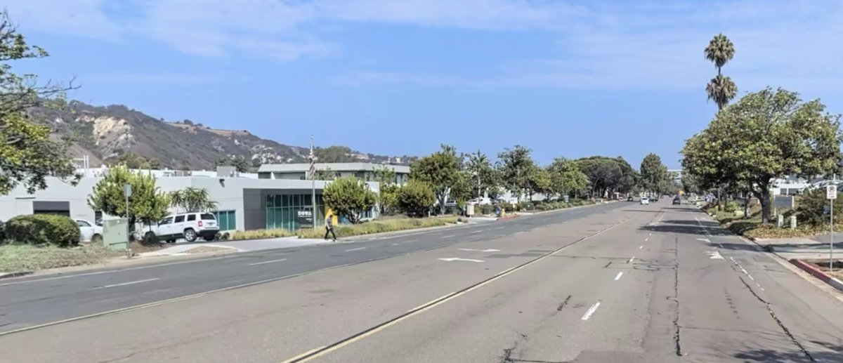 tahinisauce_'s tweet photo. Sorrento Valley Road, just steps away from a coaster station and a critical connection in the area’s bike network, has no sidewalk, an unprotected bike lane, and 5 lanes that are barely used https://t.co/UqisoPSRQE