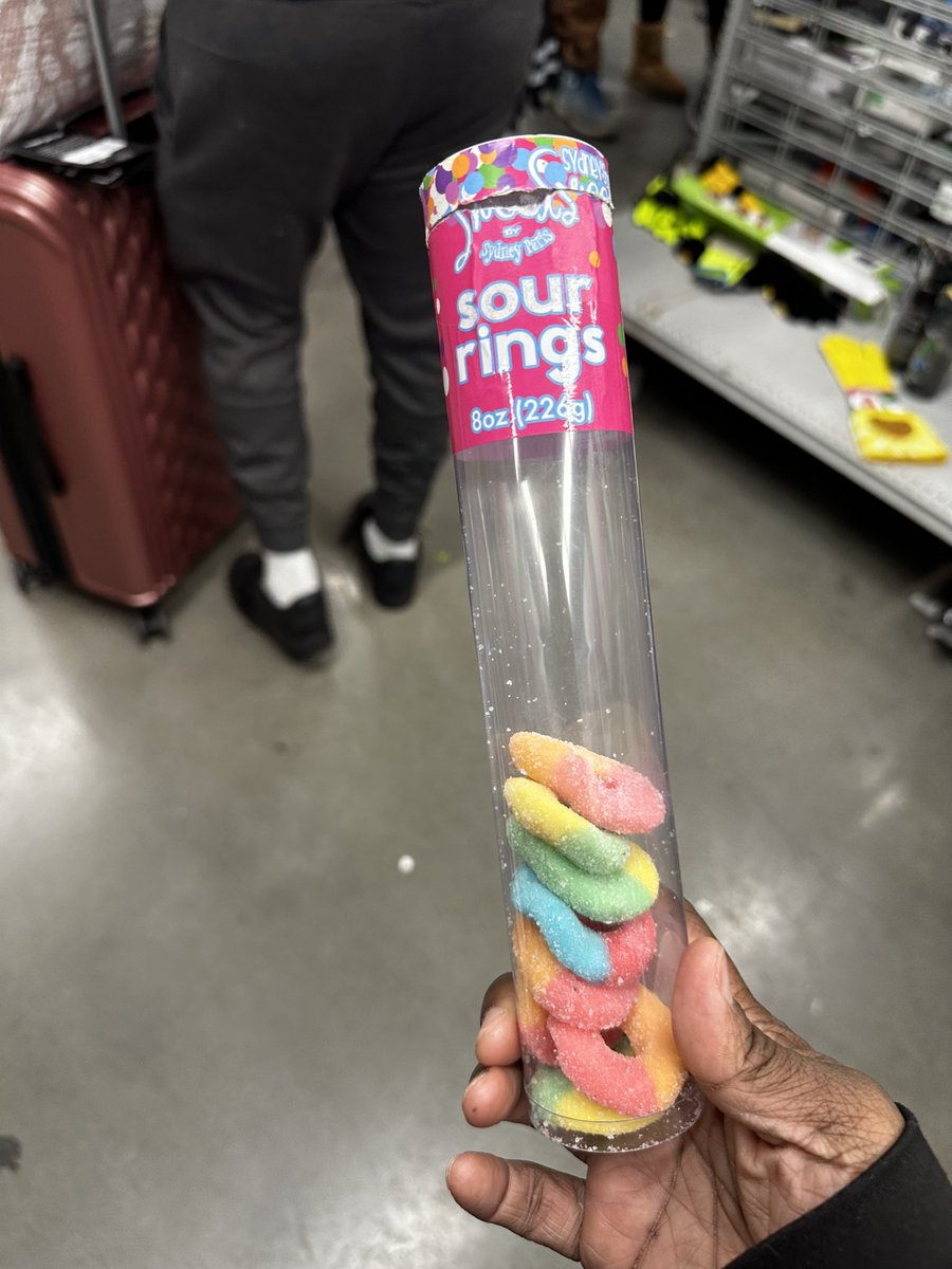 LadyLaToyaBest's tweet image. Why come and shop @Burlington  when u can find long ass line open food goods that’s stale and left open and shortage of staff here at #gatewayterminal #BrooklynNY