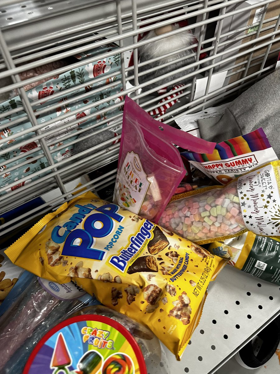 LadyLaToyaBest's tweet image. Why come and shop @Burlington  when u can find long ass line open food goods that’s stale and left open and shortage of staff here at #gatewayterminal #BrooklynNY