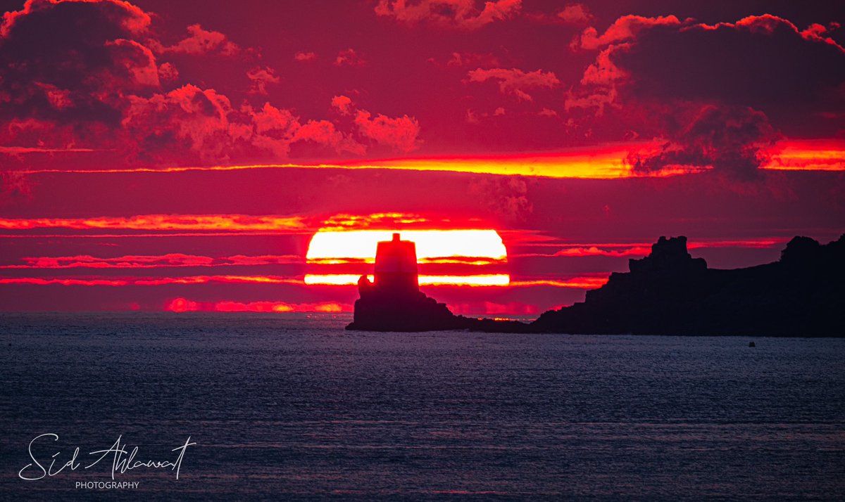 📸 tonite’s sun down 😉🍻 #jersey @VisitJerseyCI #theislandbreak #visitjerseyCI @BiarritzJersey @loveheritage @StBreladeJsy #PoSB @StHelierJsy @DiscoverJersey #JerseyCI @Channel103 @bookjerseyco @luxuryjersey #FUJIFILMXH2 #fujifilm_xseries #sunsetphotography #Sundowns