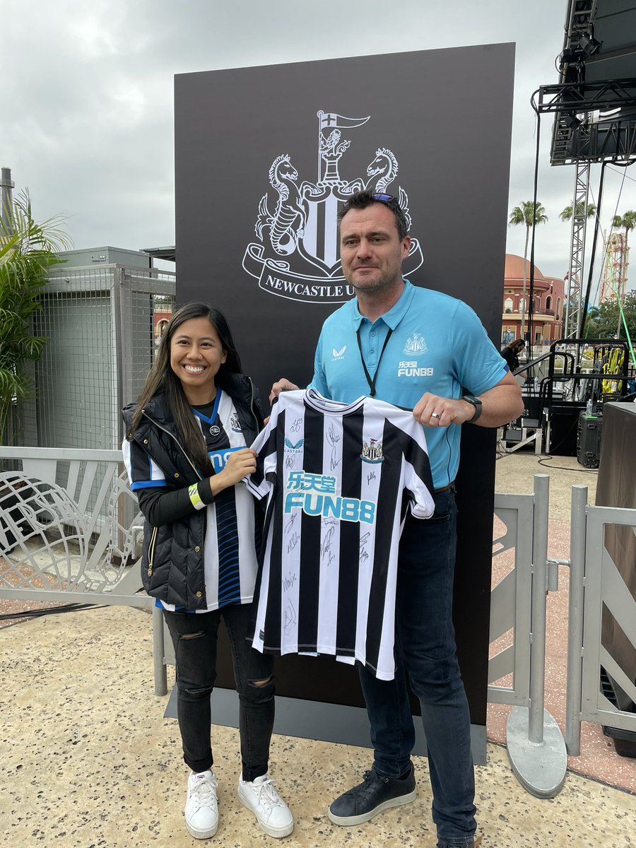 nufcourtney's tweet photo. Never imagined I’d get a kit signed by the @NUFC squad, let alone be chosen by @steveharper37 to do so. I am in love with this club. Up the toon!! #nufc #myPLmorning @PLinUSA #plfanfest https://t.co/Tg52CnvzSH